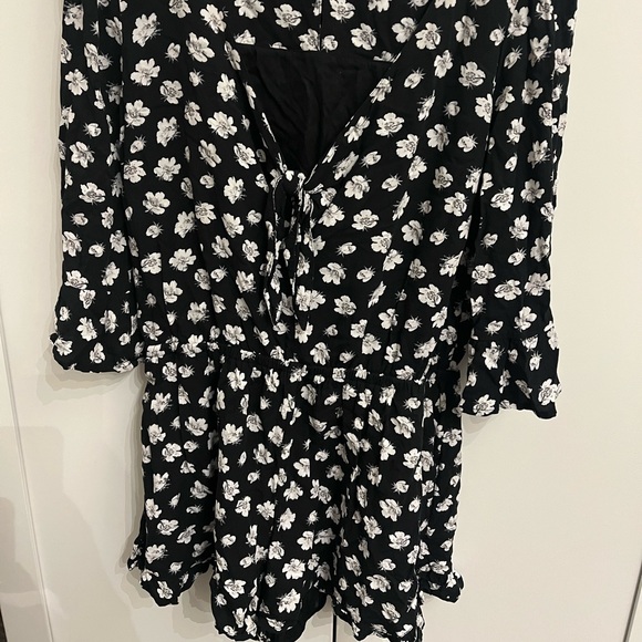 Abercrombie & Fitch Black Floral Romper Size Large - Picture 3 of 8